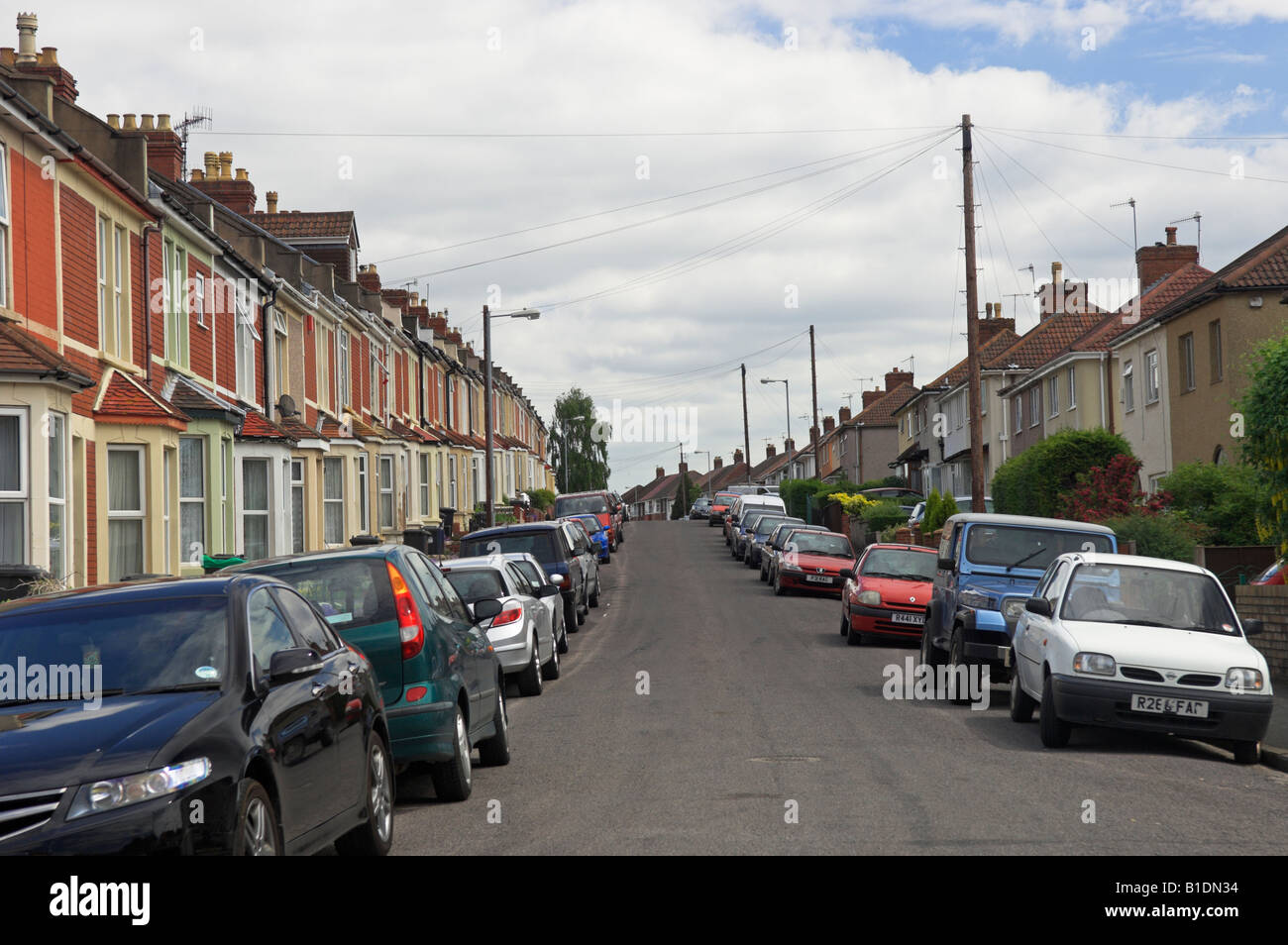 Street con righe di inglese urbano case a schiera Shirehampton Bristol Foto Stock