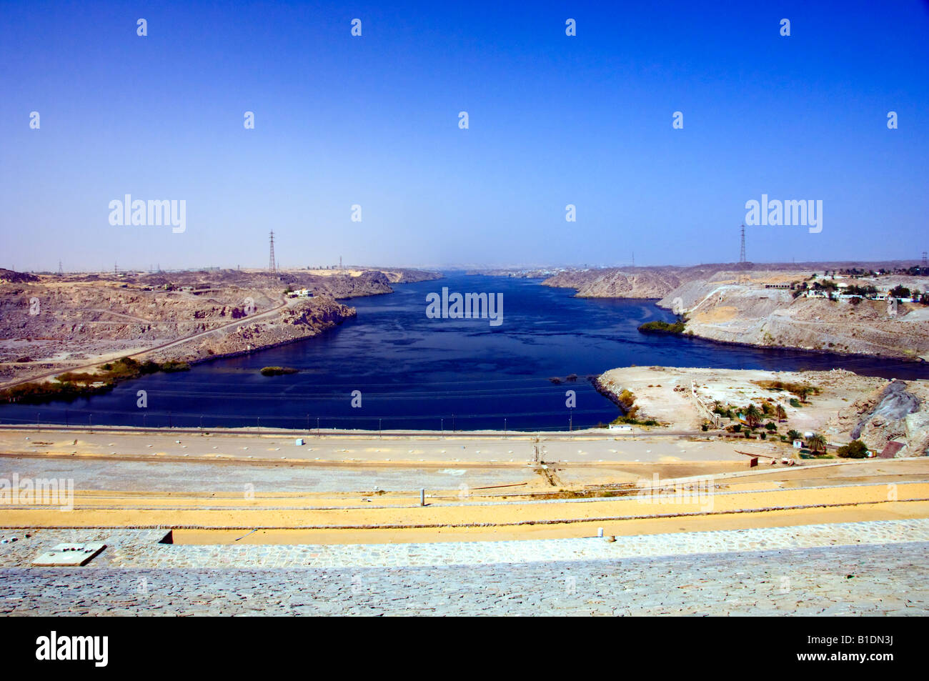 Il fiume Nilo sotto diga di Assuan in Alto Egitto Foto Stock