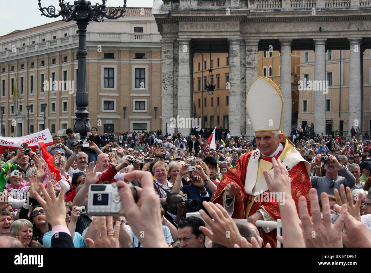 Italia, Roma, VATICANO. Papa Benedetto XVI conduce una messa speciale su anniversario di Giovanni Paolo II per la morte Foto Stock