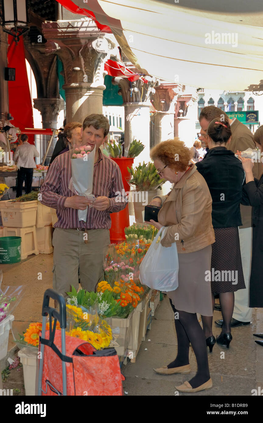 Venezia, Italia, donna anziana italiana che acquista frutta al mercato alimentare di Rialto, solo editoriale. Foto Stock