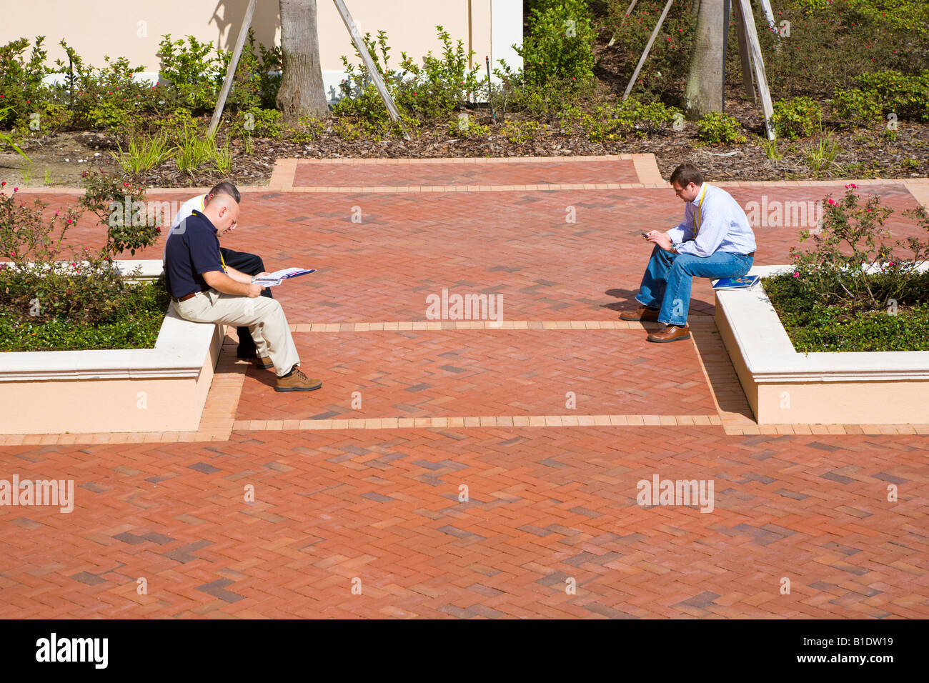 I partecipanti alla conferenza si prendono una pausa tra le sessioni al Rosen Centre Hotel Centro Congressi di Orlando, Florida, Stati Uniti d'America Foto Stock