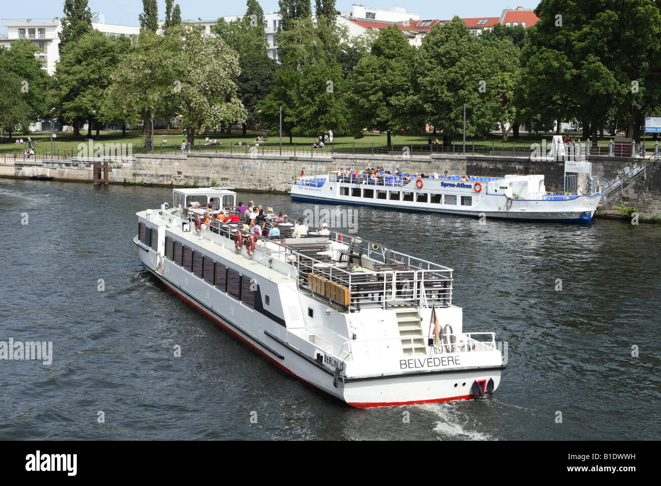 Berlino Germania piacere cruise imbarcazioni turistiche sul fiume Spree passare il Monbijou Park nel centro della città Foto Stock