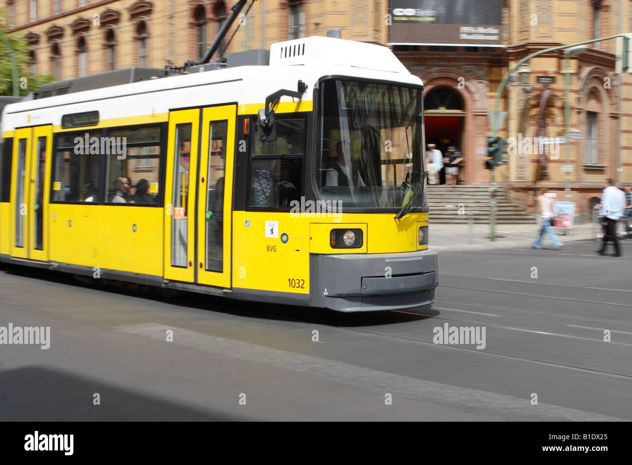 Berlino Germania giallo dal centro città in tram gestiti da LPP sistema di trasporti pubblici Foto Stock