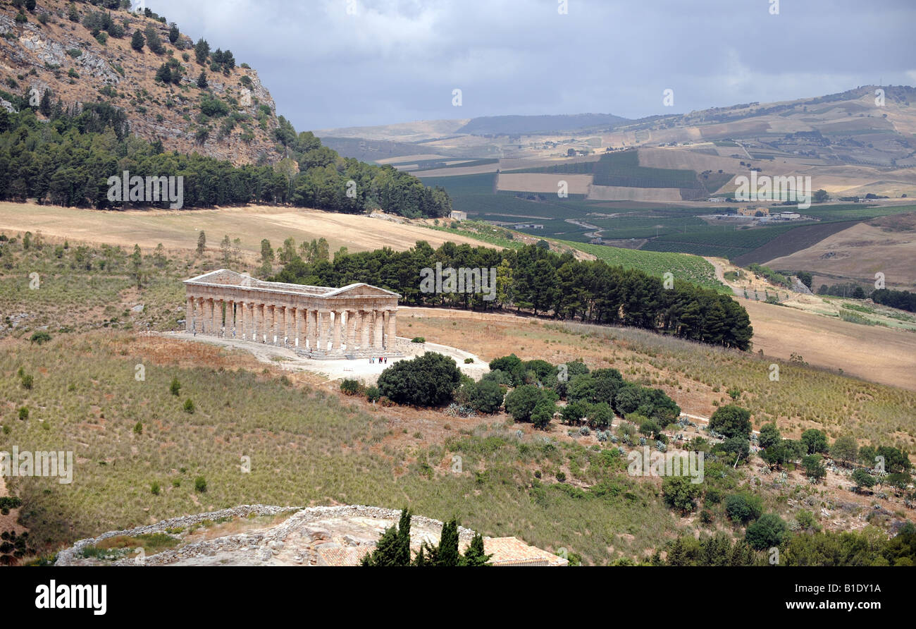 Il maestoso tempio dorico nella bella campagna di Segesta in nord occidentale della Sicilia Foto Stock