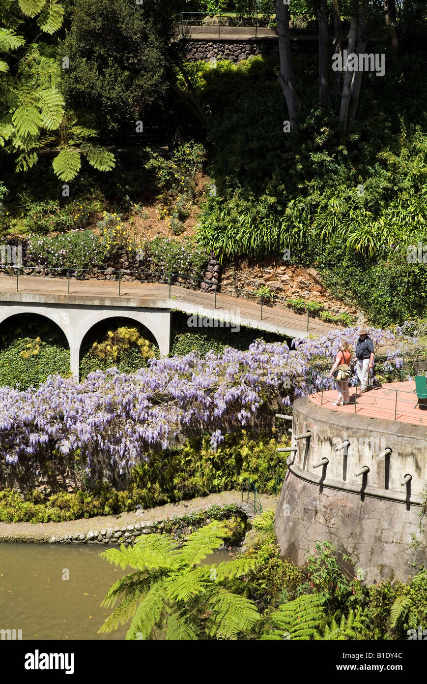 Dh Monte Palace Tropical Garden MONTE MADERA turistico a giardino balcone vista sui giardini di stagno Foto Stock