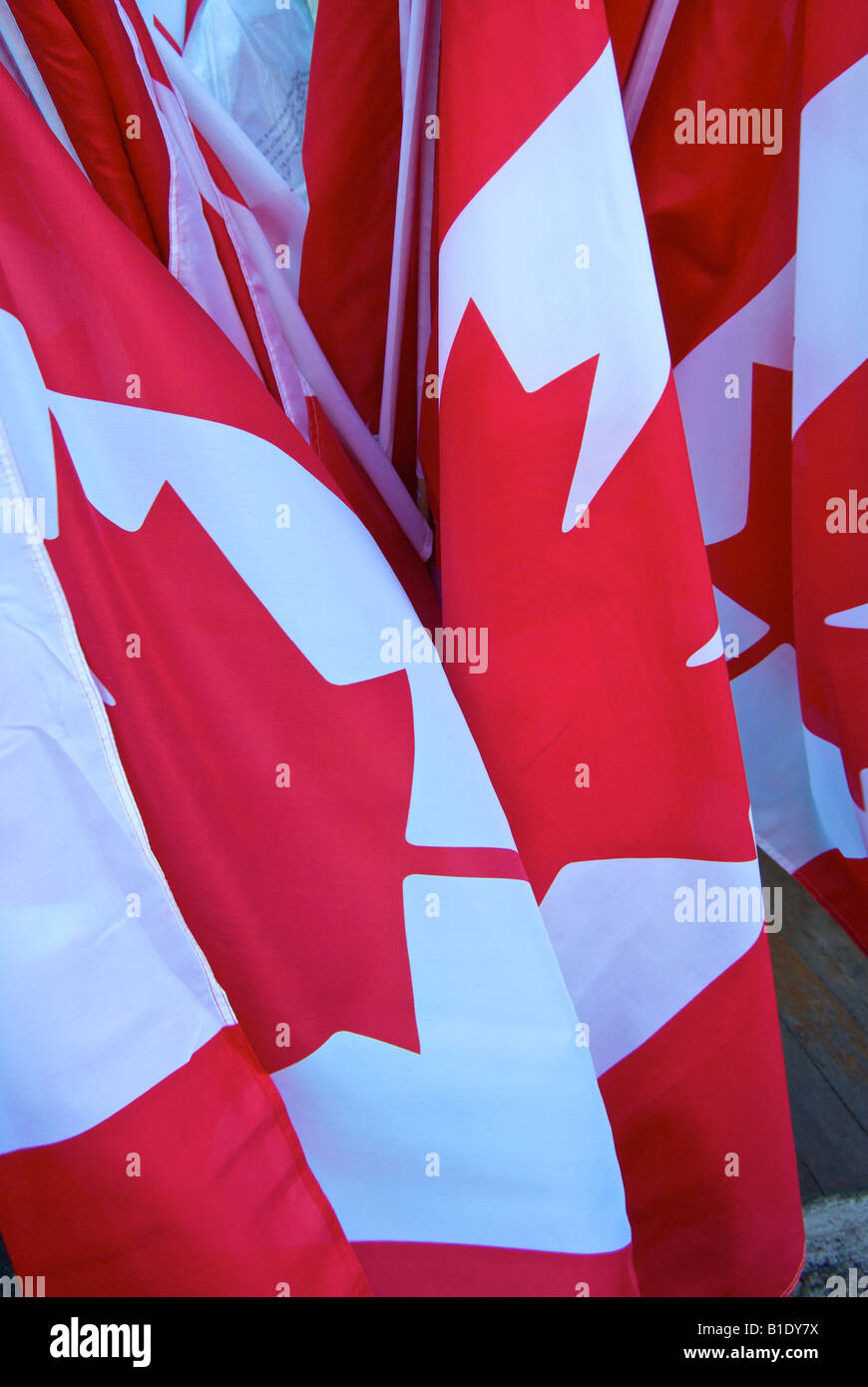Una collezione di red maple leaf flag canadese per la vendita Foto Stock
