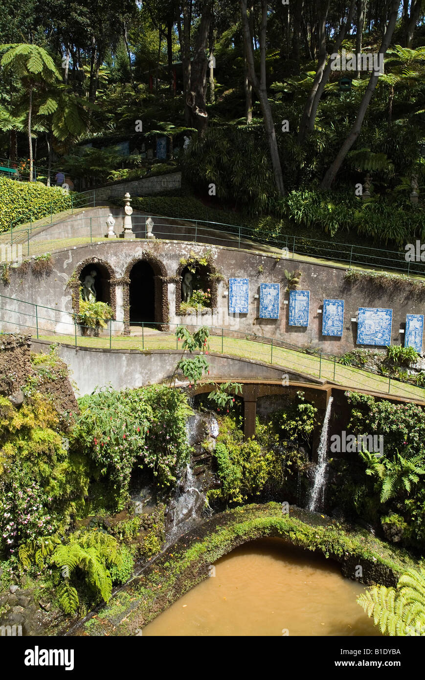 Dh Monte Palace Tropical Garden MONTE MADEIRA cascate giardino balconi e giardini percorsi Foto Stock