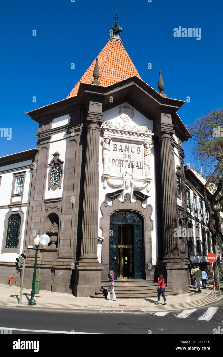 Dh Funchal Madeira Banca del Portogallo la costruzione di una strada di città Foto Stock