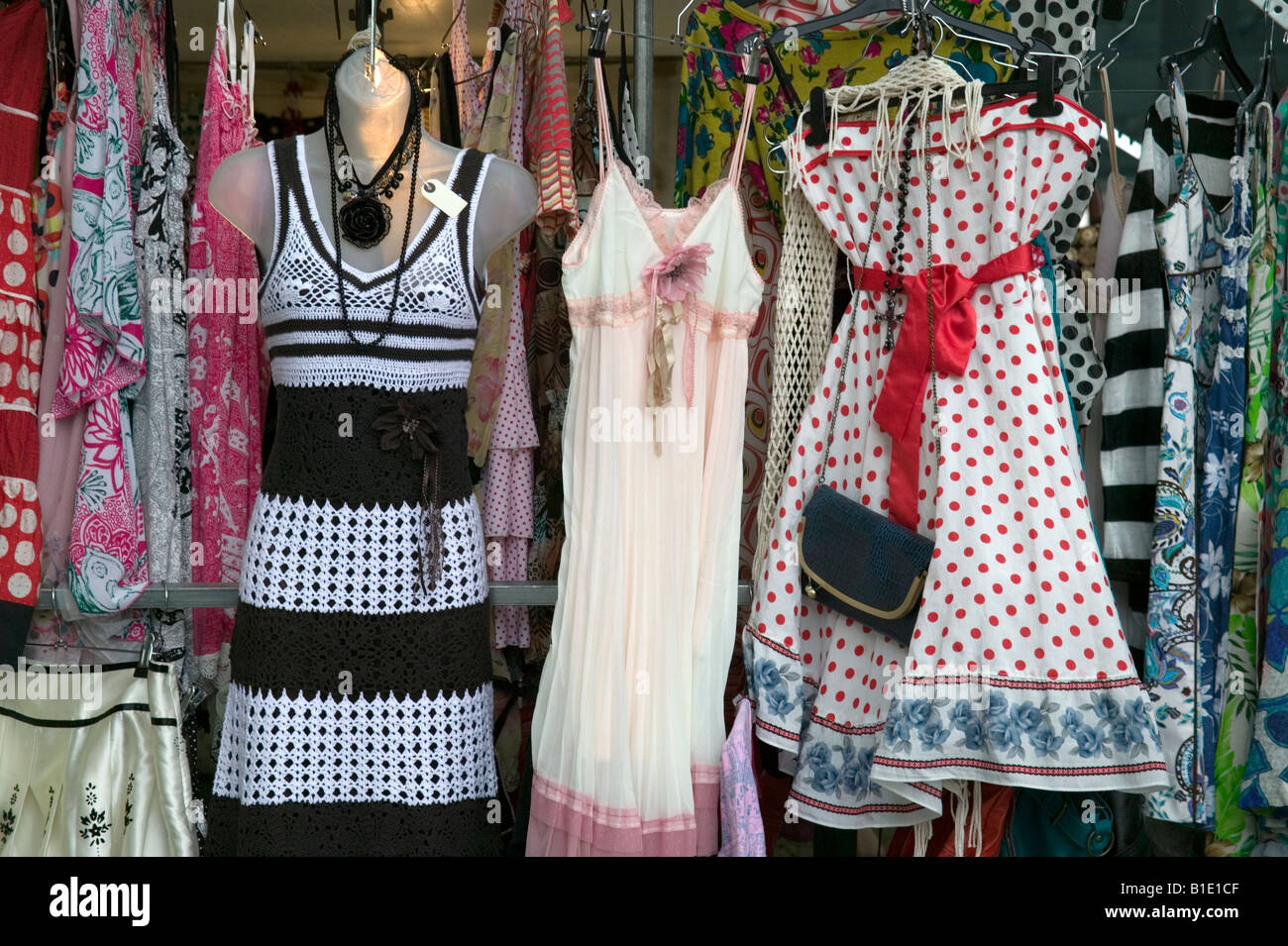 Abbigliamento vintage a Spitalfields Market, Londra Foto Stock