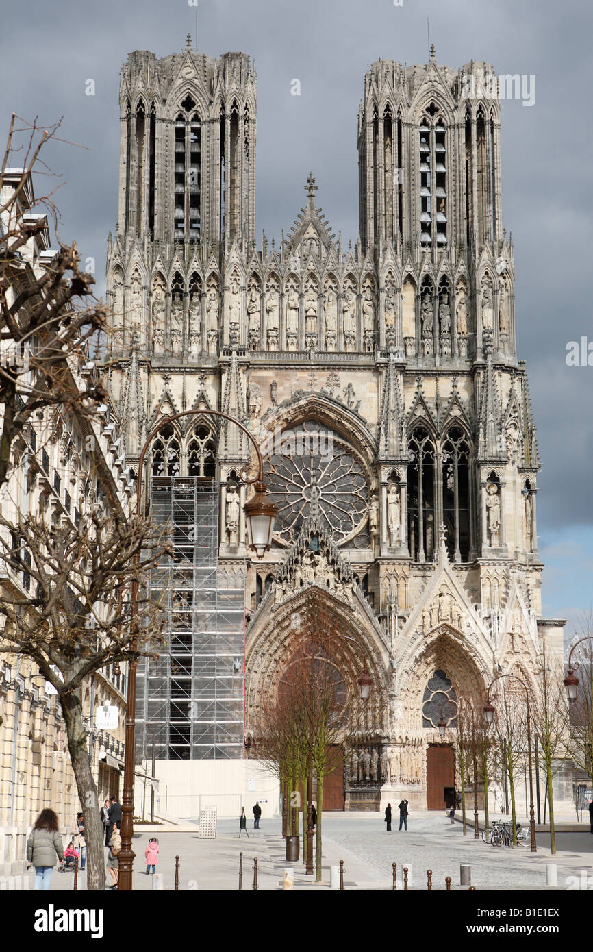 Portale ovest della cattedrale di Notre Dame a Reims, Champagne, Francia Foto Stock
