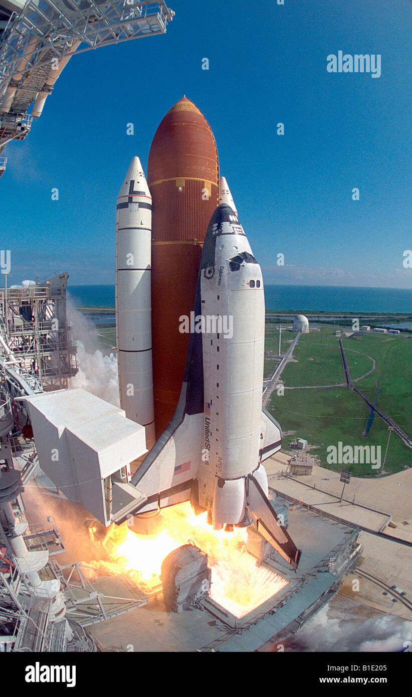La NASA Space Shuttle Columbia incendi fino per il decollo Foto Stock