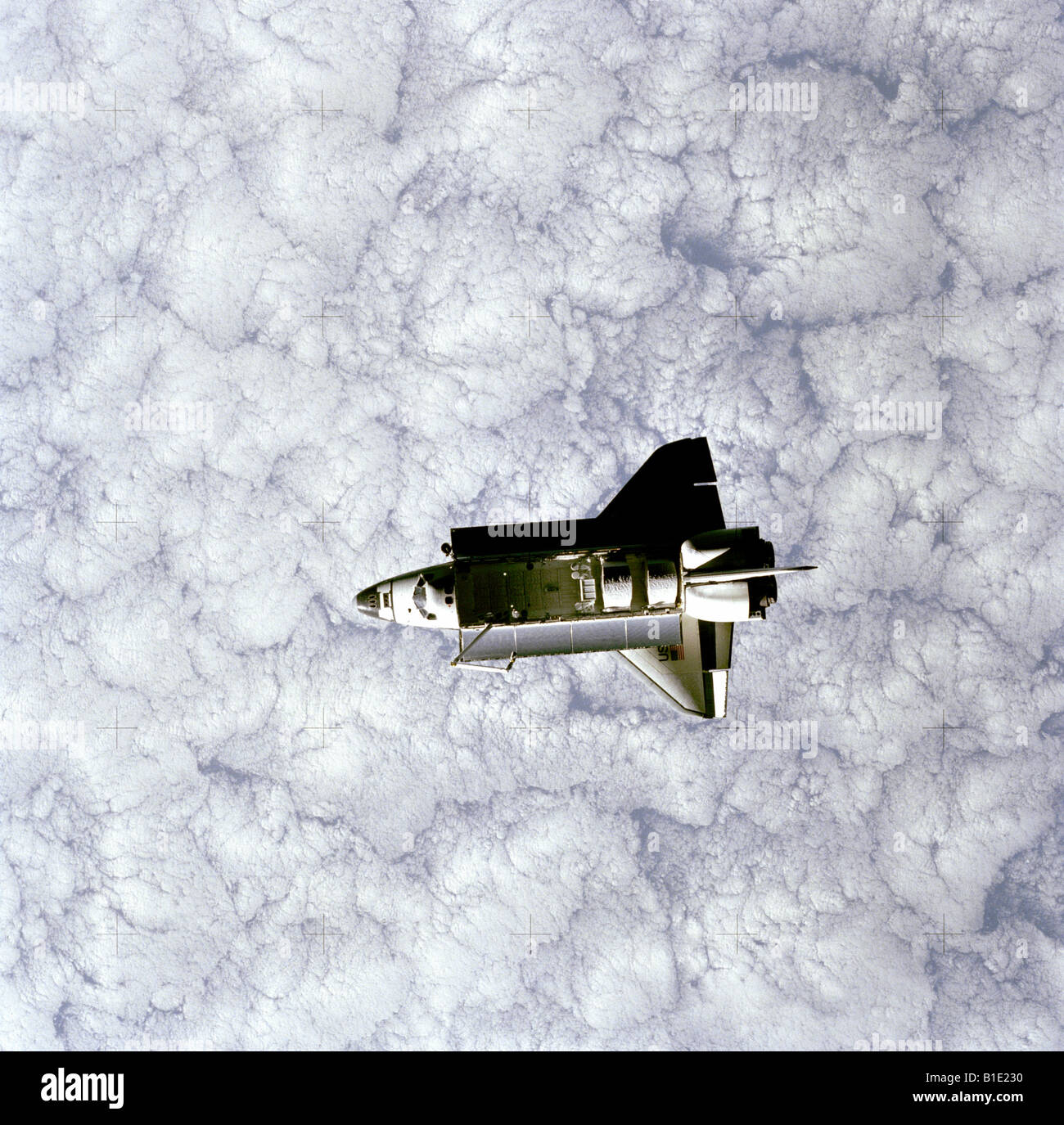 Lo Space Shuttle Orbiter Challenger in spazio nuvole pesanti Foto Stock
