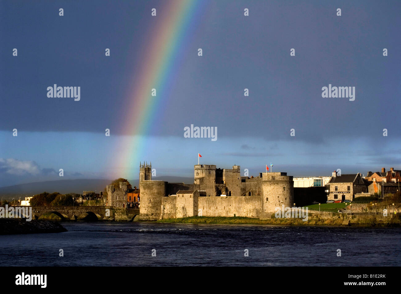 Rainbow oltre King John s Castle Limerick Irlanda Foto Stock