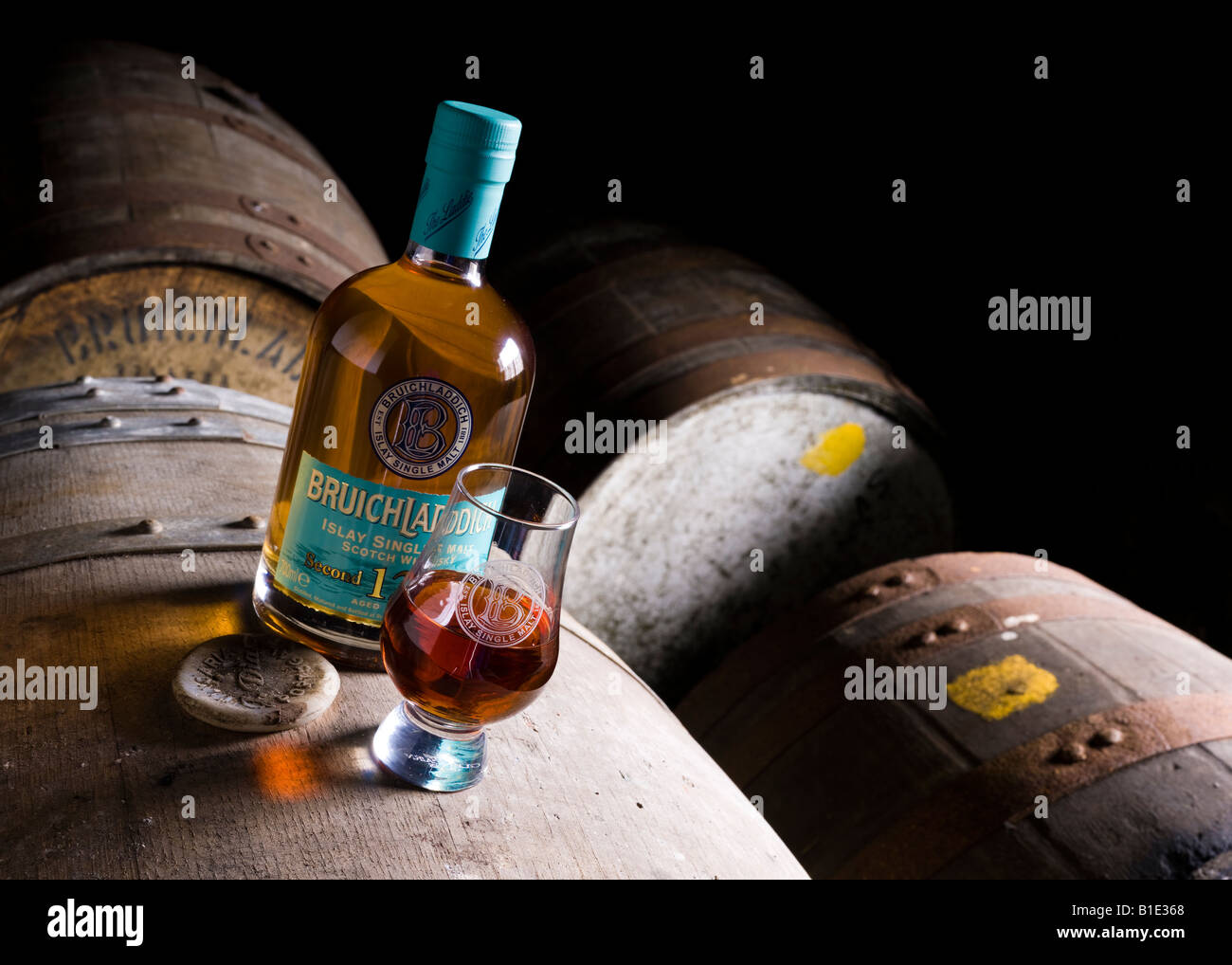 Bruichladdich whisky bottiglia,DRAM e botte Foto Stock