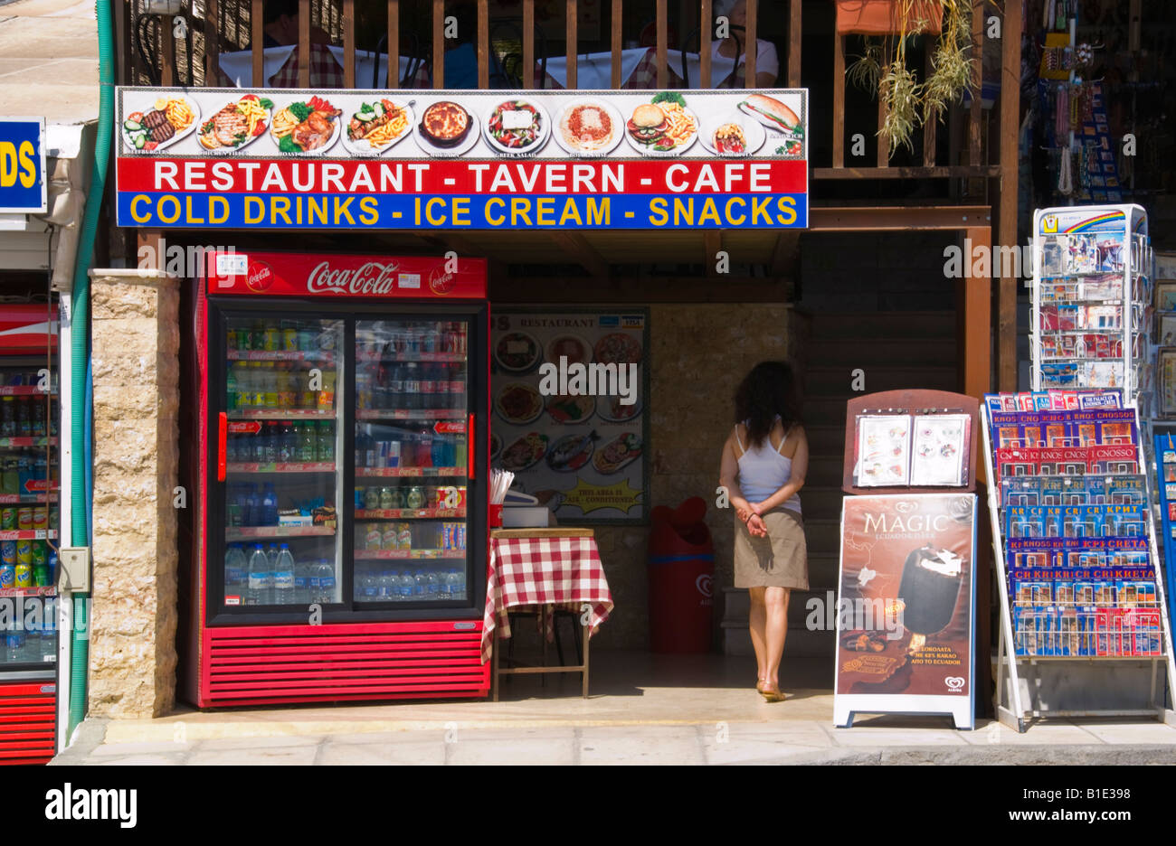 Esterno della taverna a Knossos sulla Grecia isola mediterranea di Creta Foto Stock