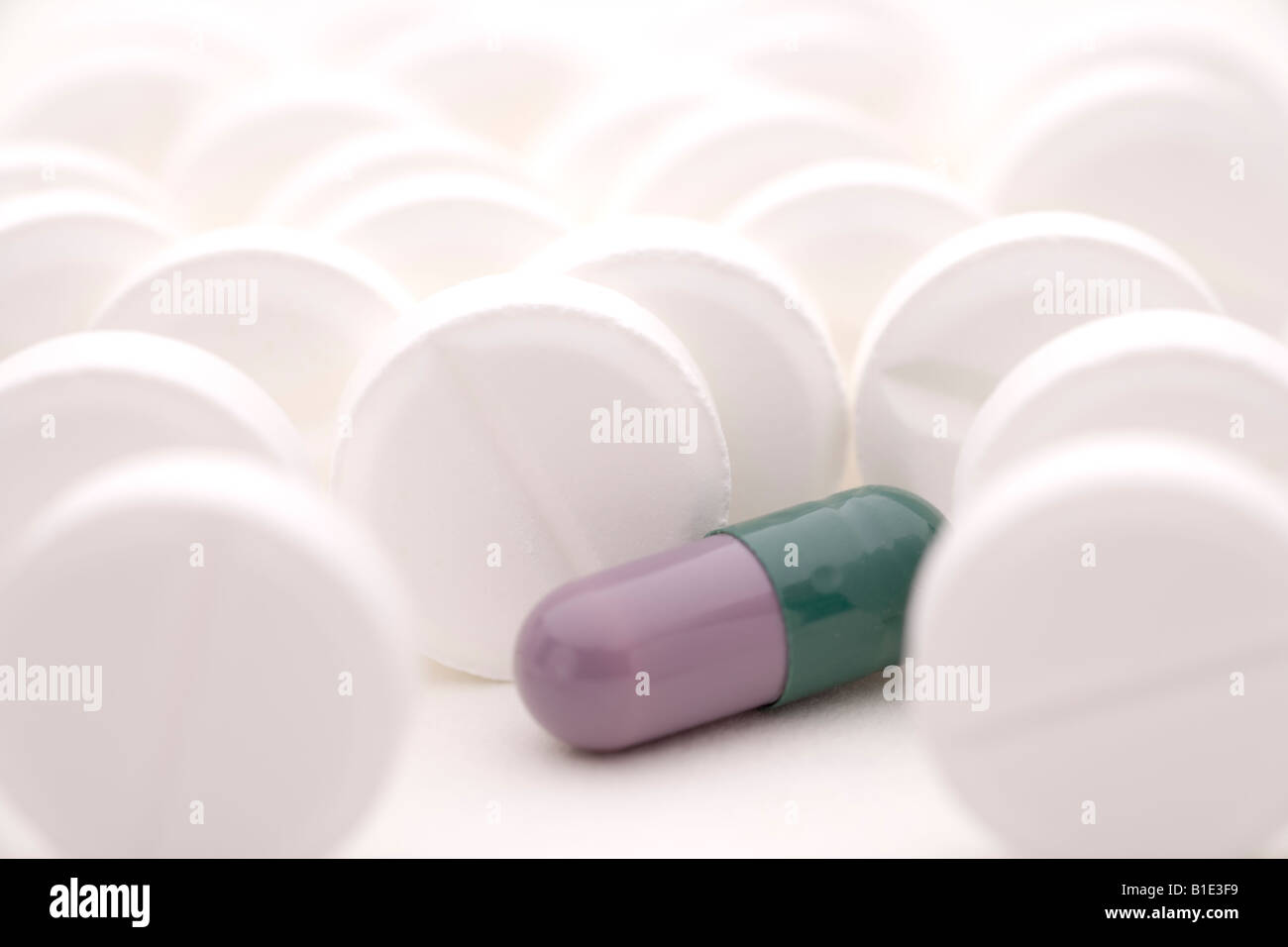 Pillola medicina capsule aspirina paracetamolo termometro di salute malata compresse prescrizione industria farmaceutica cura Foto Stock