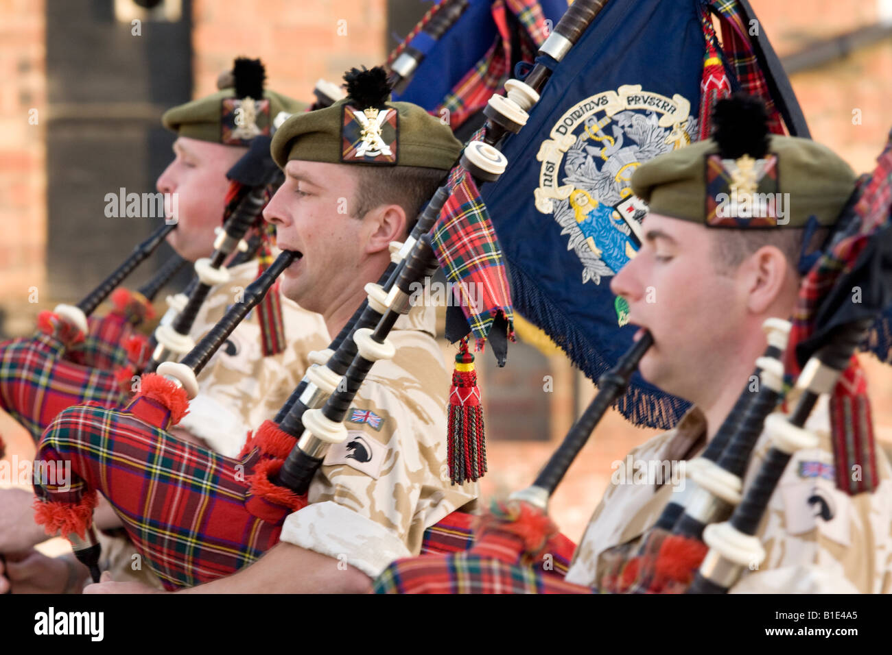Il reggimento reale della Scozia banda militare soldati bagpipers riproduzione condotti nel deserto fatiche in Dumfries Scozia UK Foto Stock