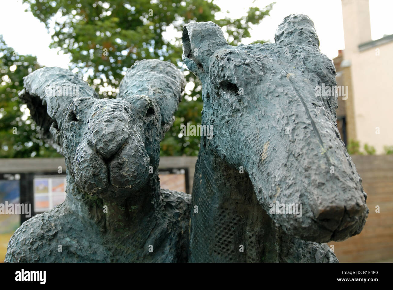 Signora lepre con cane scultura in Folkestone, Kent Foto Stock