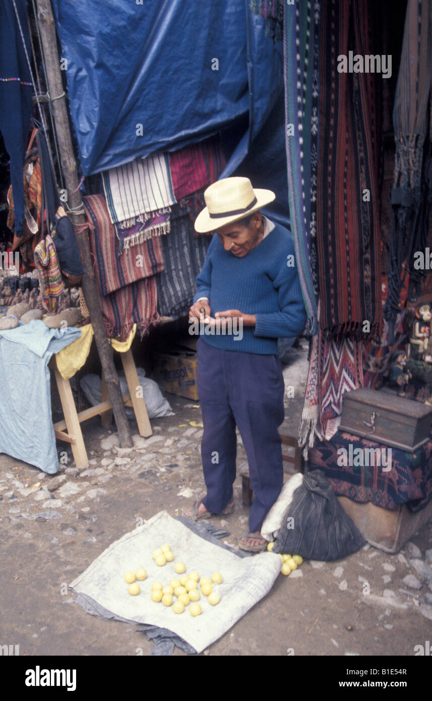 Anziani Maya uomo contando il suo denaro al mercato di domenica in Quiché, Chichicastenango, Guatemala Foto Stock