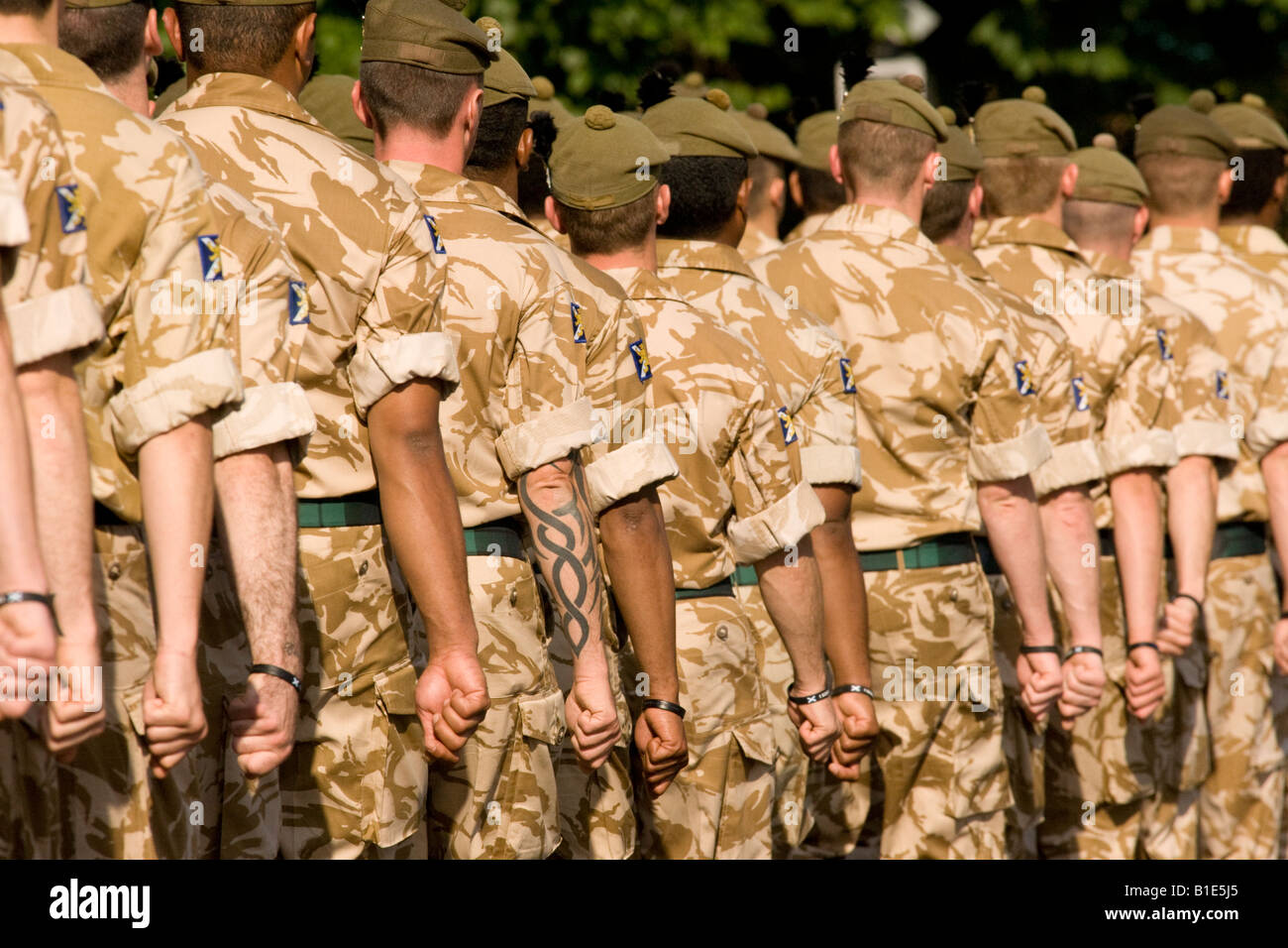 Soldati britannici marching bracci oscillanti in uniforme militare del reggimento reale della Scozia torna da Iraqi Foto Stock