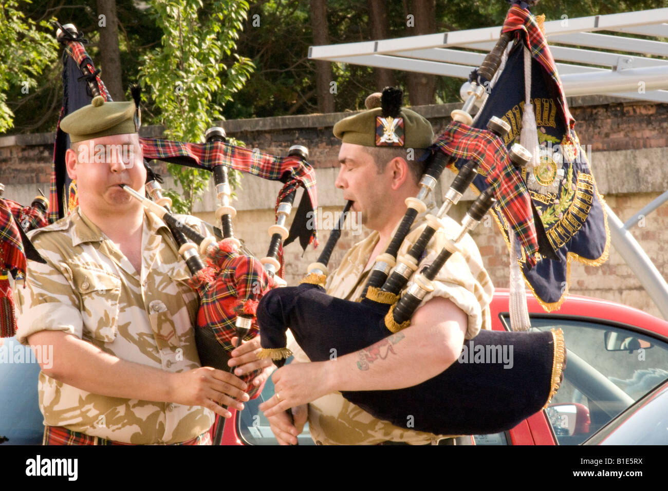 Banda Militare del Reggimento reale della Scozia bagpipers pratica prima di marciare intorno a Dumfries Scozia UK Foto Stock