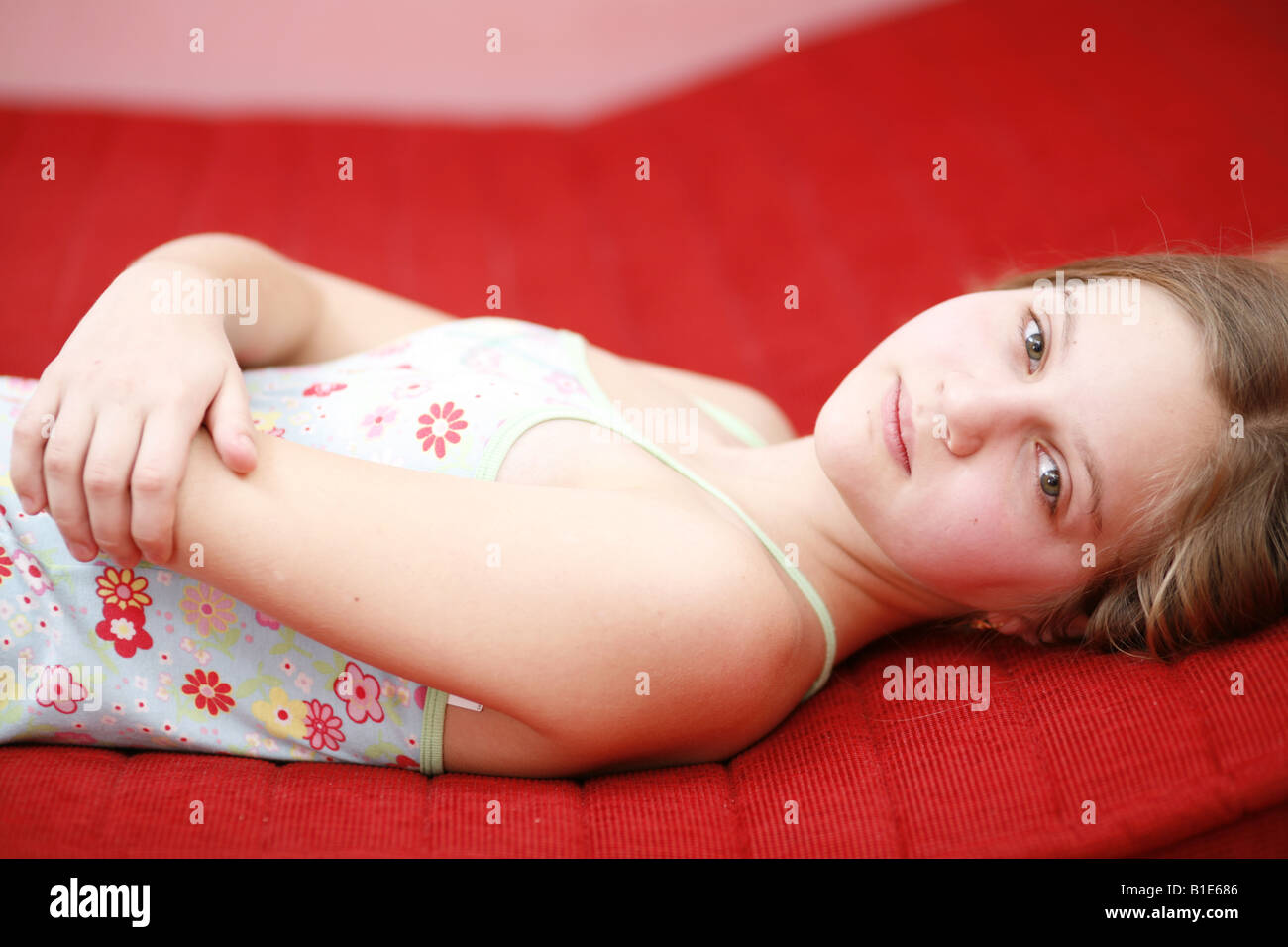 Triste ragazza preteen posa sul letto Foto Stock