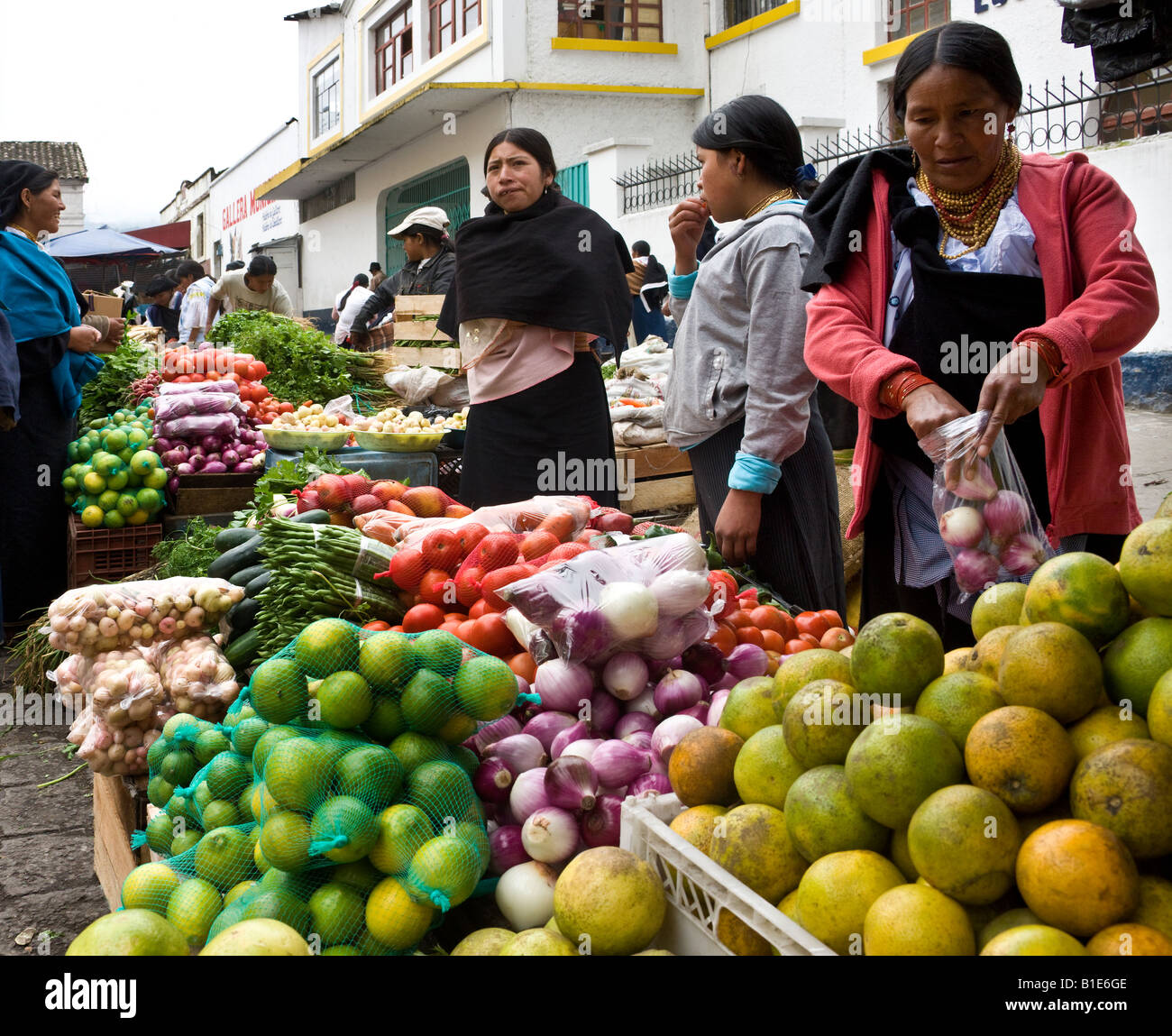 Mercato alimentare in Otavalo nel nord Ecuador in Sud America Foto Stock