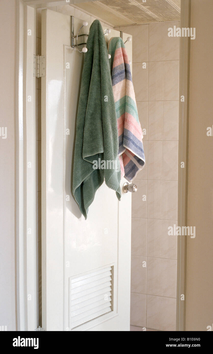 Un uomo e di una donna asciugamani appeso alla porta del bagno Foto stock -  Alamy