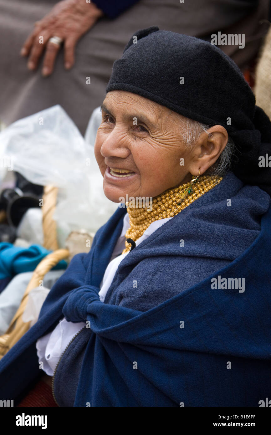 Anziana donna Ecuadoriana sul mercato di Otavalo nel nord Ecuador Foto Stock