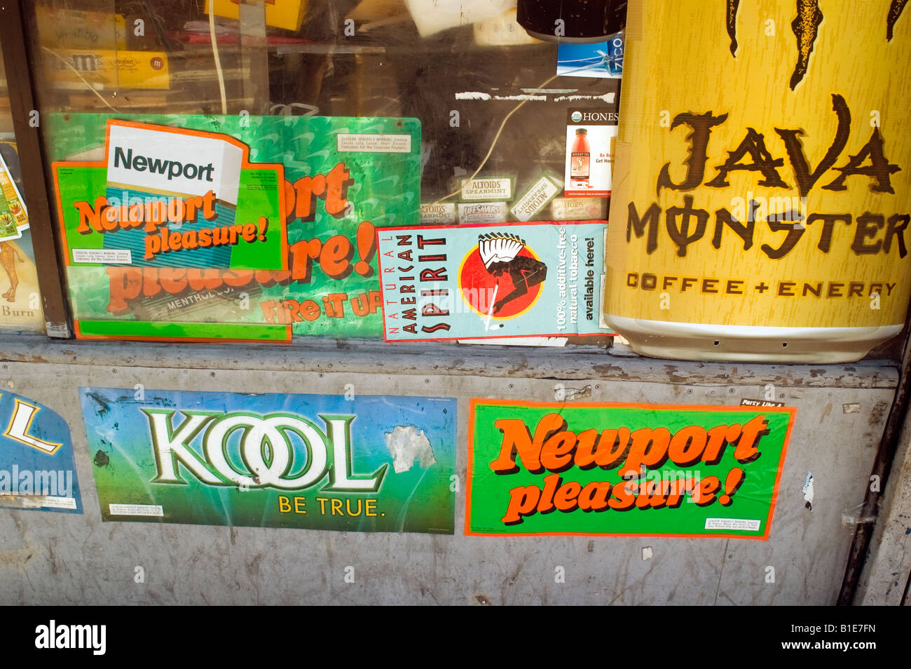 Pubblicità per il mentolo sigarette aromatizzate sulla parete di un negozio di alimentari in New York Foto Stock