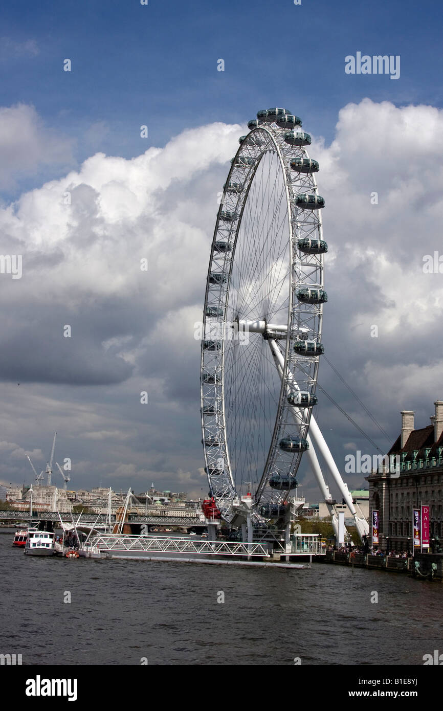Il London Eye sul Tamigi a Londra Inghilterra, costruita per celebrare il nuovo millennio nel 2000 Foto Stock