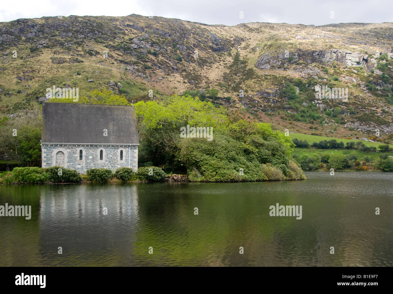 Chiesa su un lato lago Gouganne Barra nella contea di Cork in Irlanda Foto Stock