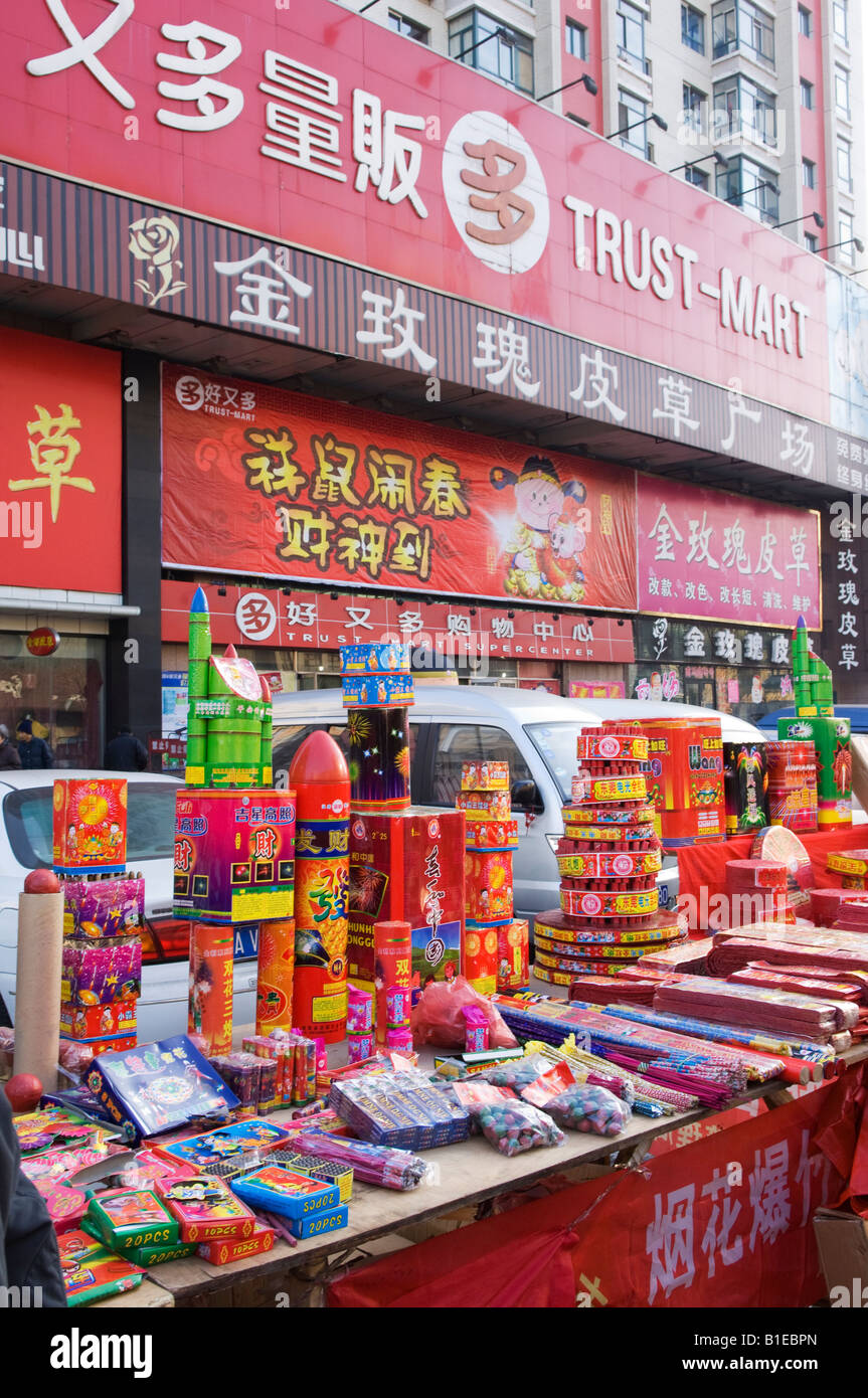 Cina Pechino Nuovo Anno Cinese Festival di Primavera di fuochi d'artificio di essere venduto in strada Foto Stock