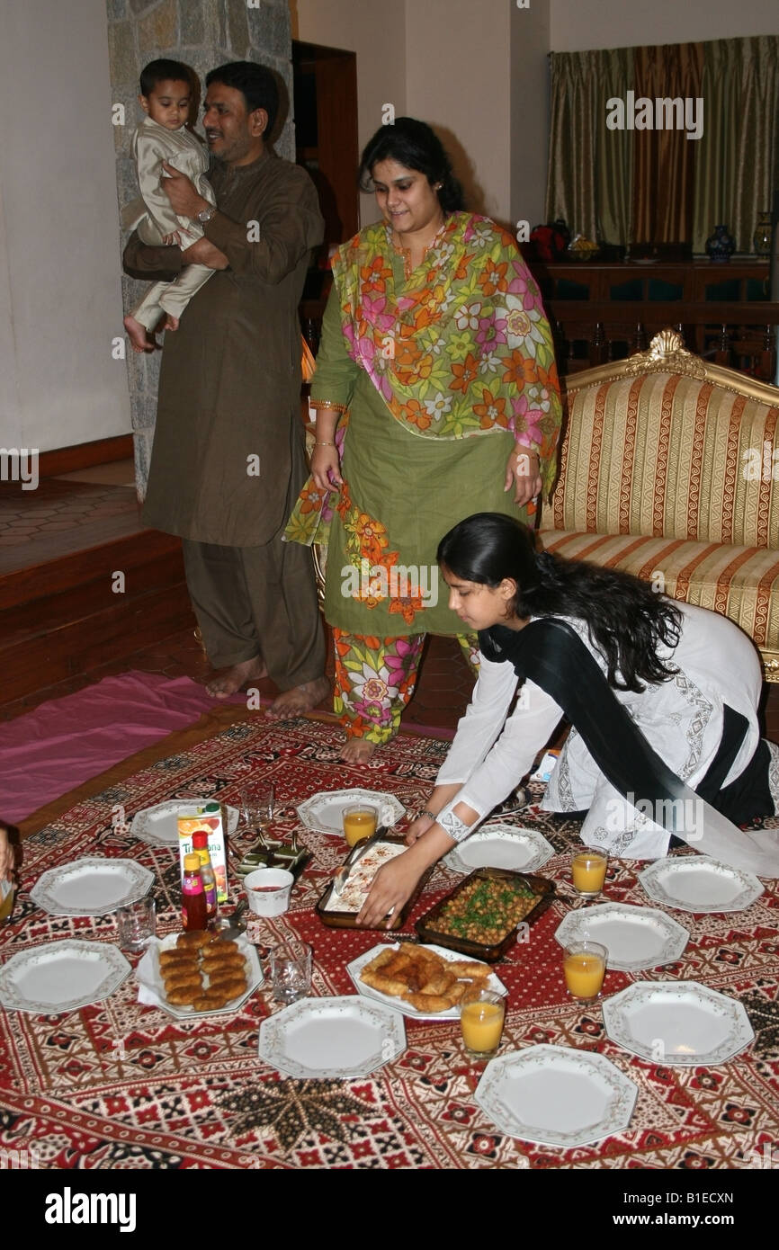 Ragazza mussulmana prepara una diffusione per Iftar durante il sacro mese islamico del Ramadan , India Foto Stock