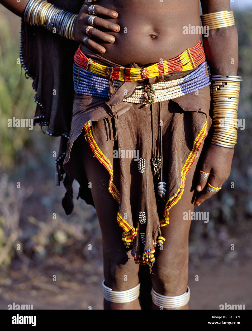 La pelle decorata gonna e i complementi di un ben vestito Hamar donna.La Hamar di sud-ovest Etiopia sono semi-nomade. Foto Stock