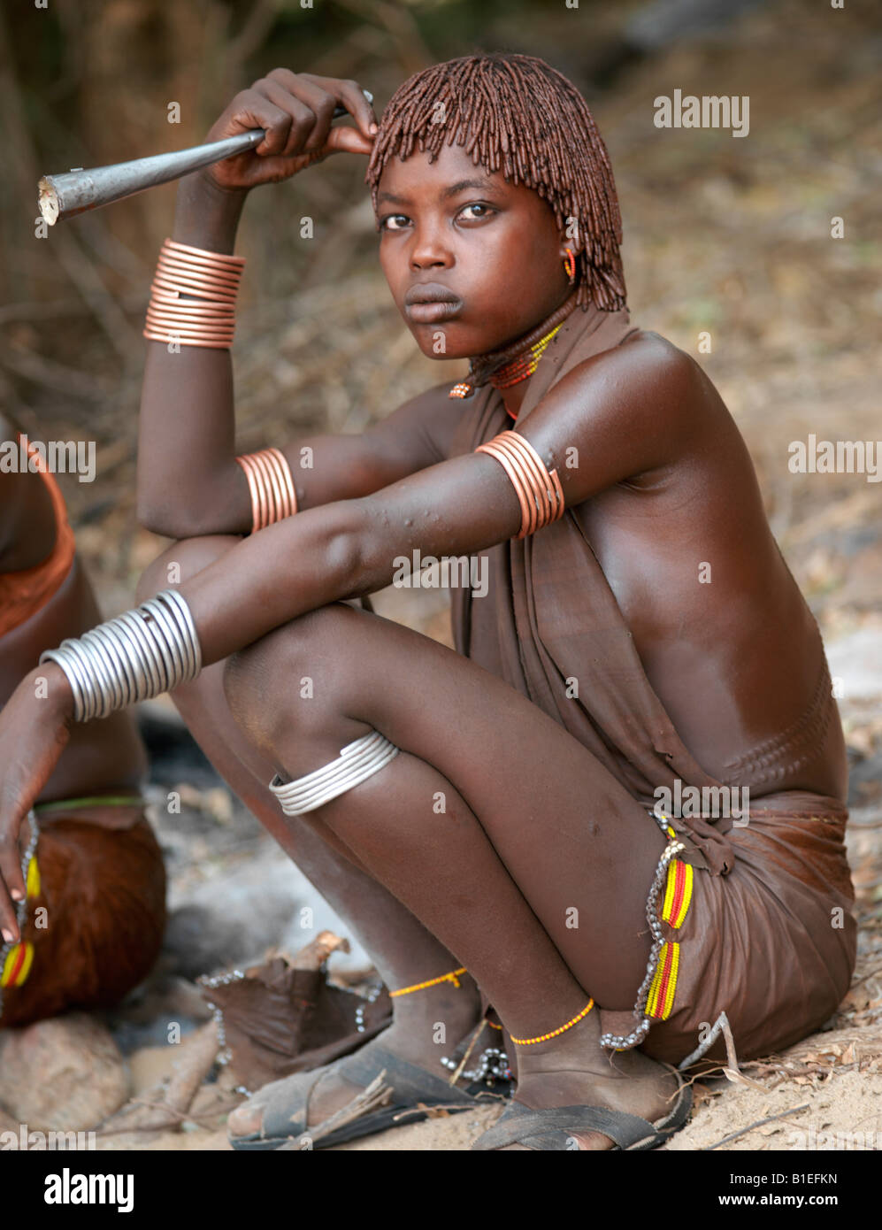 Hamar donne danza in un "salto del Bull' cerimonia. La Hamar sono semi-pastori nomadi del sud-ovest dell Etiopia. Foto Stock