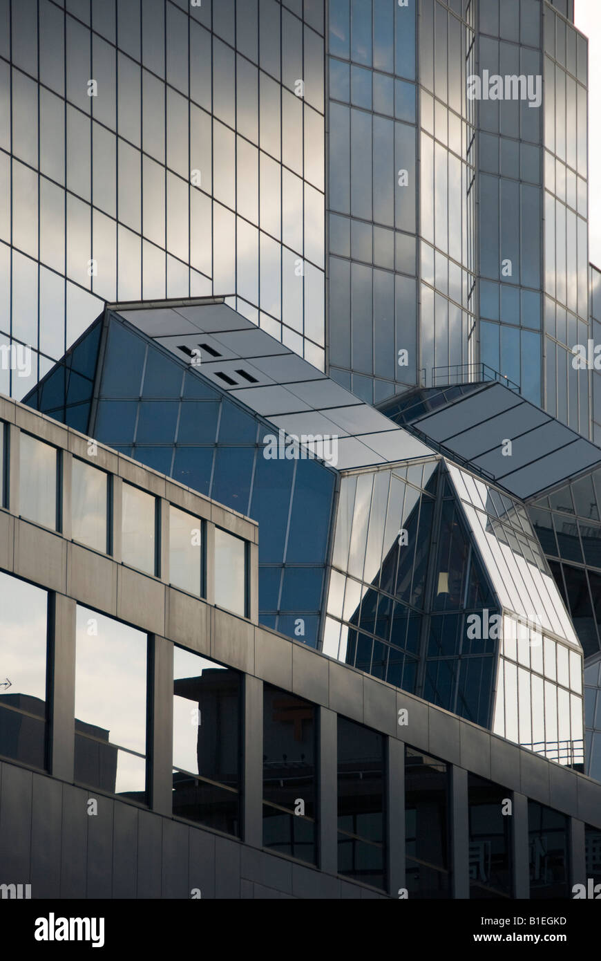 Kyoto, Giappone. La spettacolare facciata in vetro della stazione ferroviaria principale. Ha aperto in1997 ed è stato progettato da Hara Hiroshi Foto Stock