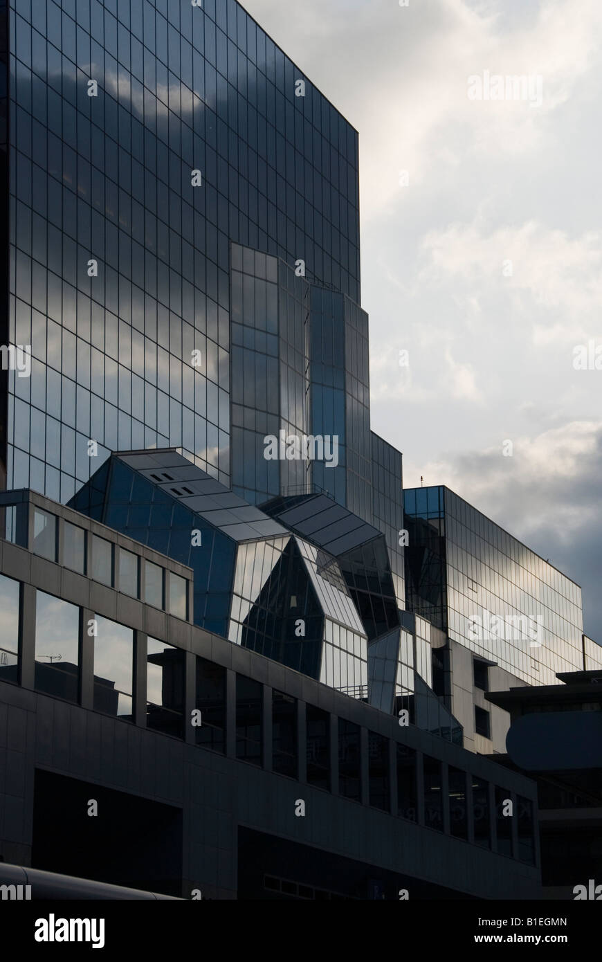 Kyoto, Giappone. La spettacolare facciata in vetro della stazione ferroviaria principale. Ha aperto in1997 ed è stato progettato da Hara Hiroshi Foto Stock