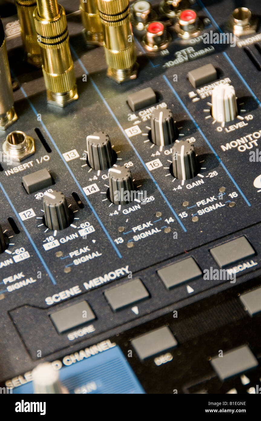 Close up sound mixing audio scrivania in un teatro sala di controllo Foto Stock