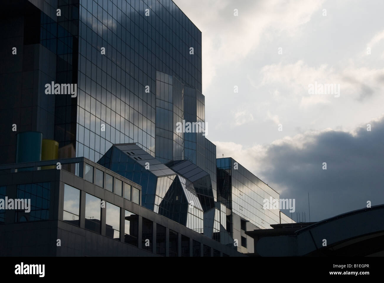 Kyoto, Giappone. La spettacolare facciata in vetro della stazione ferroviaria principale. Ha aperto in1997 ed è stato progettato da Hara Hiroshi Foto Stock