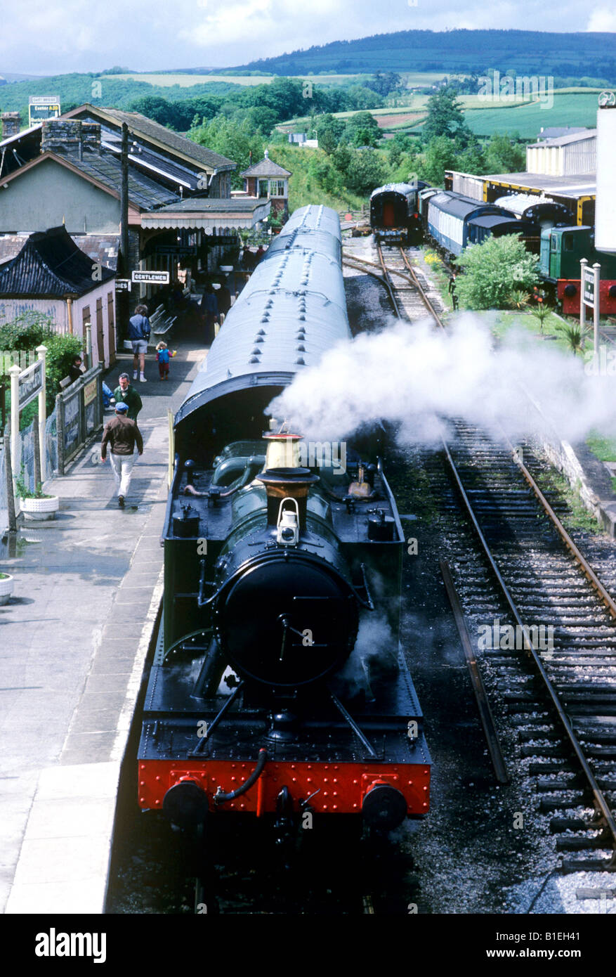 Buckfastleigh Devon South Devon Railway treno a vapore della piattaforma motore stazione paesaggio paesaggio Inghilterra trasporti del Regno Unito Foto Stock