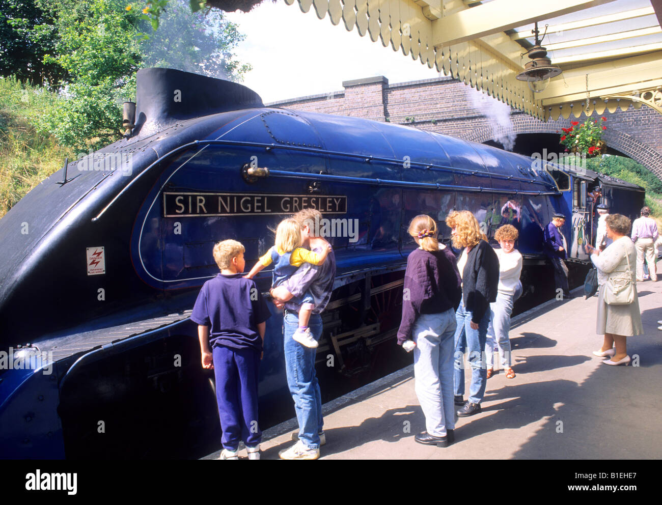 Rothley Leicestershire Sir Nigel Gressley persone treno a vapore della piattaforma motore blue semplifica il trasporto vintage England Regno Unito Foto Stock