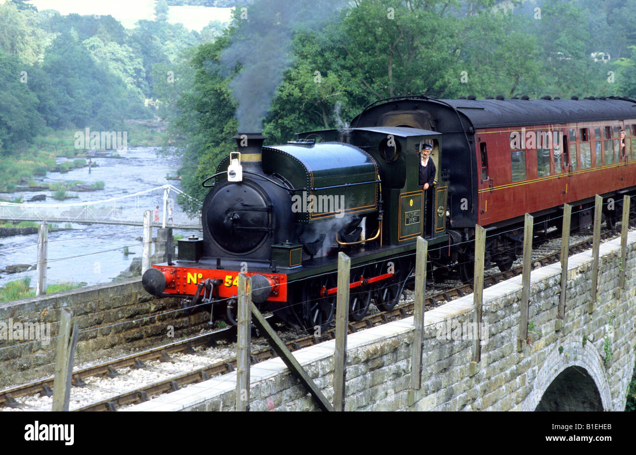 Llangollen Railway Berwyn Clywd Galles treno a vapore motore viaggi di trasporto carri ponte DEL REGNO UNITO Welsh paesaggio paesaggio fiume Foto Stock