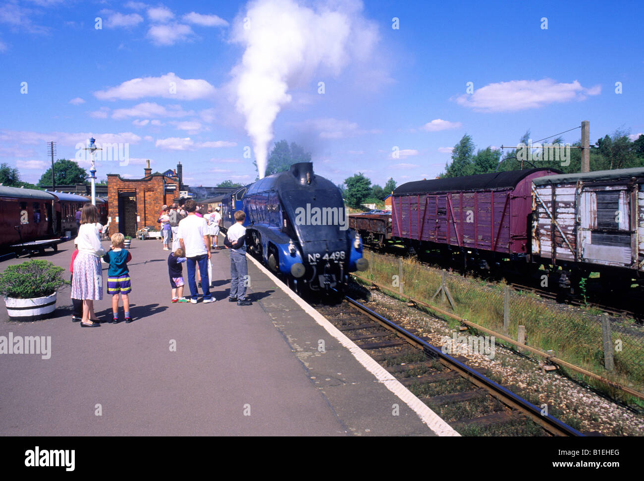 Rothley Leicestershire Sir Nigel Gressley persone treno a vapore della piattaforma motore blue semplifica il trasporto vintage England Regno Unito Foto Stock