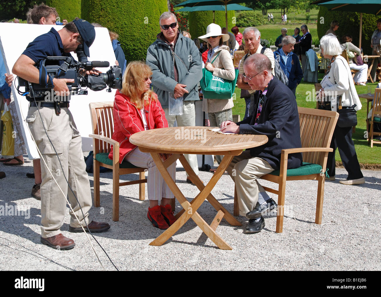 Un membro del pubblico avente un elemento apprezzato da un esperto presso il programma televisivo della bbc il roadshow di antiquariato Foto Stock