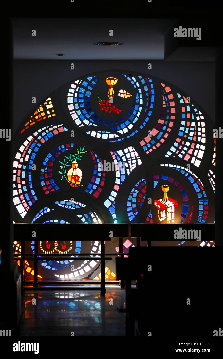Moraira Chiesa, finestre in cristallo sono stati costruiti in forma di tradizionale riuraus portici con semi archi circolari Foto Stock