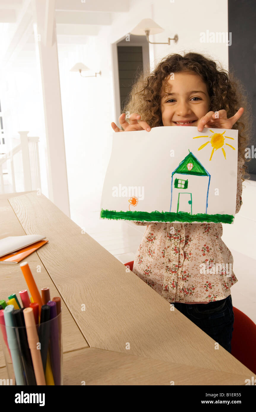 Ritratto di una ragazza che mostra un disegno Foto Stock