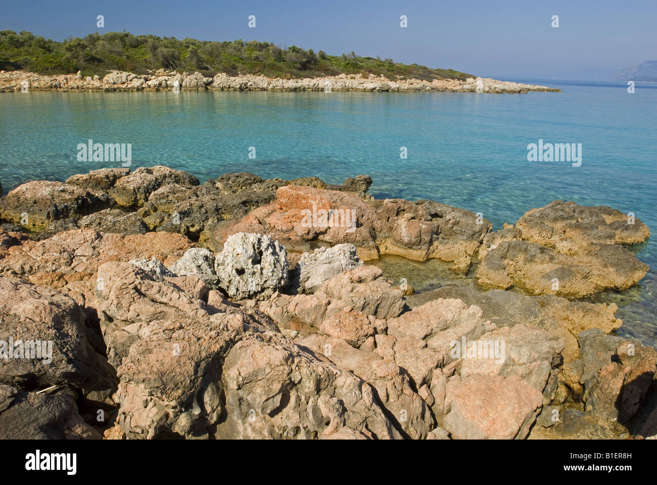 Vista panoramica della zona costiera intorno a Cleopatra spiaggia Isola Sedir Gokova Bay Marmaris Turchia Foto Stock
