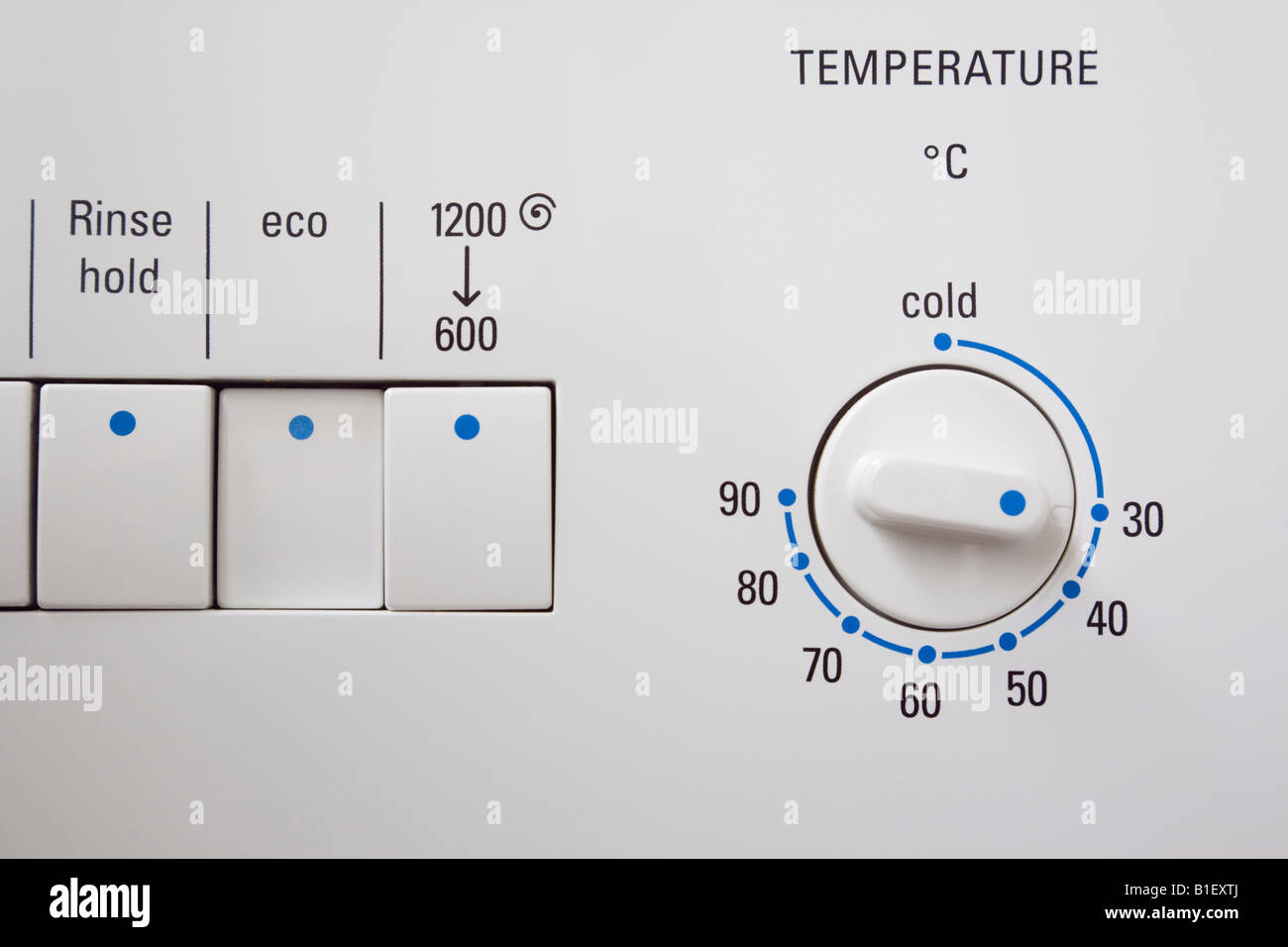Economia a mezzo carico interruttore pulsante sulla macchina di lavaggio impostato a bassa temperatura di 30 gradi per risparmiare energia Foto Stock