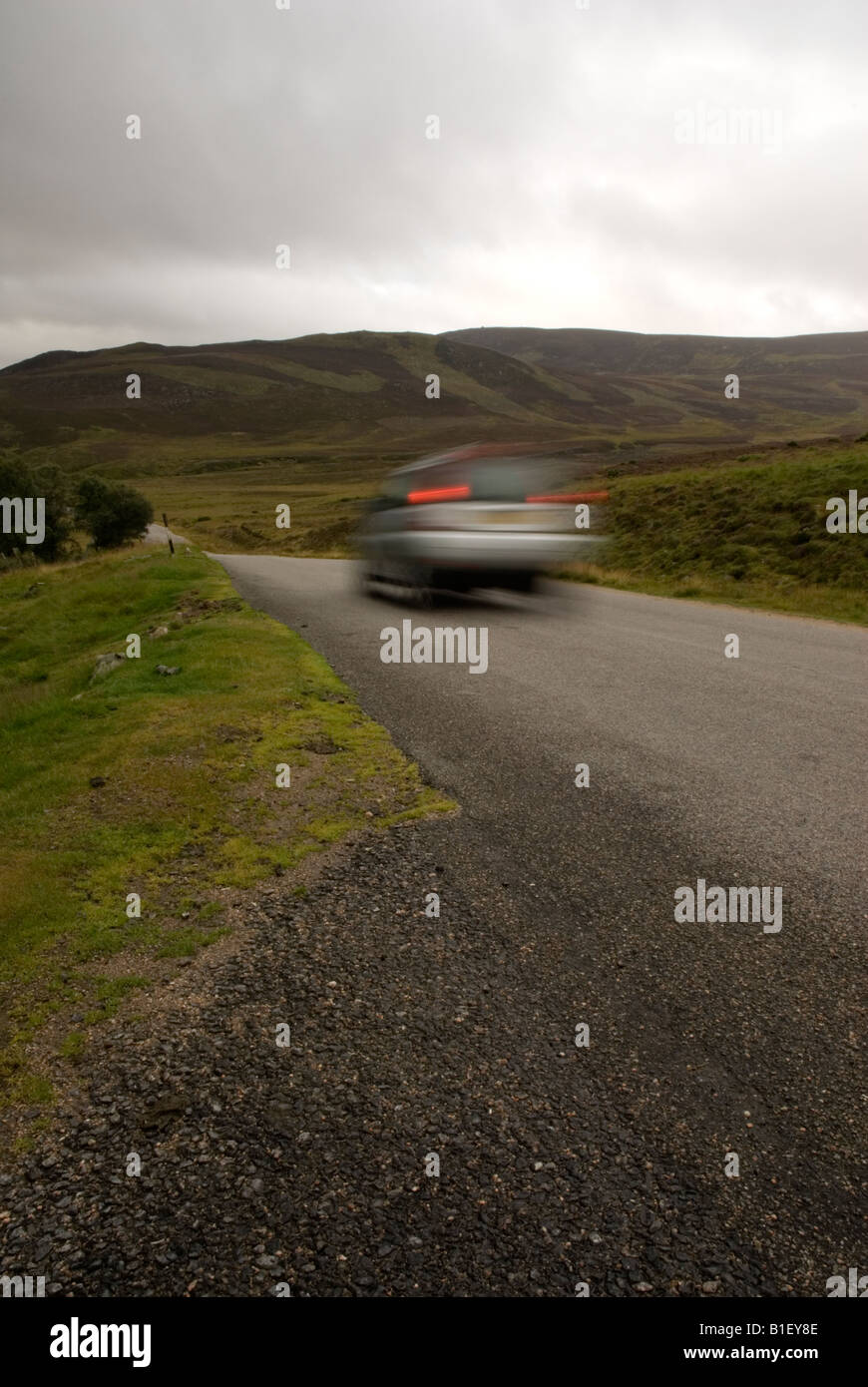 Un automobile che viaggia attraverso le Highlands scozzesi, REGNO UNITO Foto Stock
